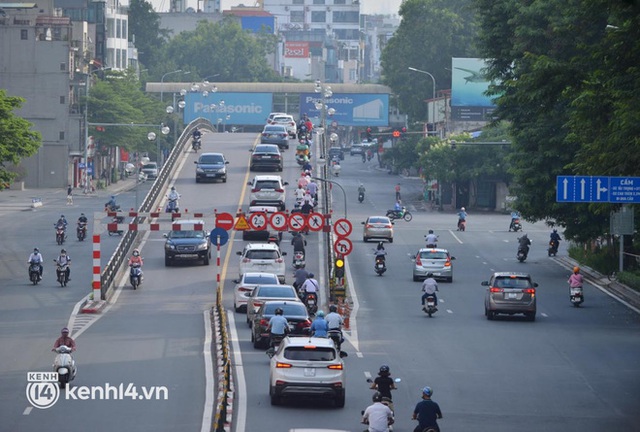 Ảnh: Đường phố Hà Nội tấp nập ngày đầu tuần dù đang giãn cách xã hội theo Chỉ thị 16 - Ảnh 7.