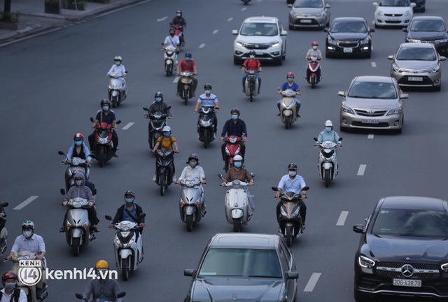 Ảnh: Đường phố Hà Nội tấp nập ngày đầu tuần dù đang giãn cách xã hội theo Chỉ thị 16 - Ảnh 8.