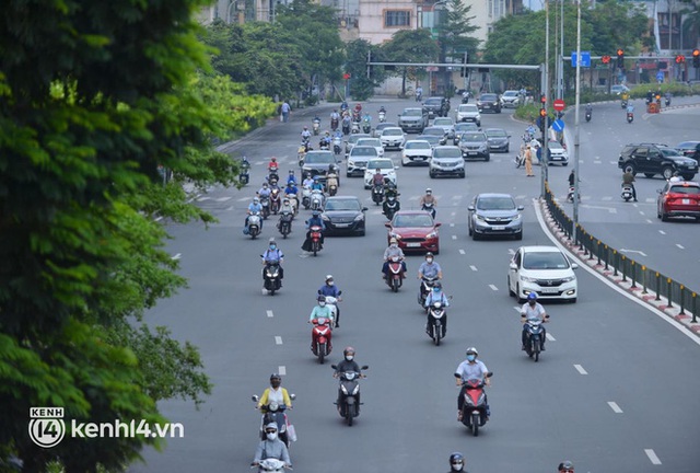 Ảnh: Đường phố Hà Nội tấp nập ngày đầu tuần dù đang giãn cách xã hội theo Chỉ thị 16 - Ảnh 9.