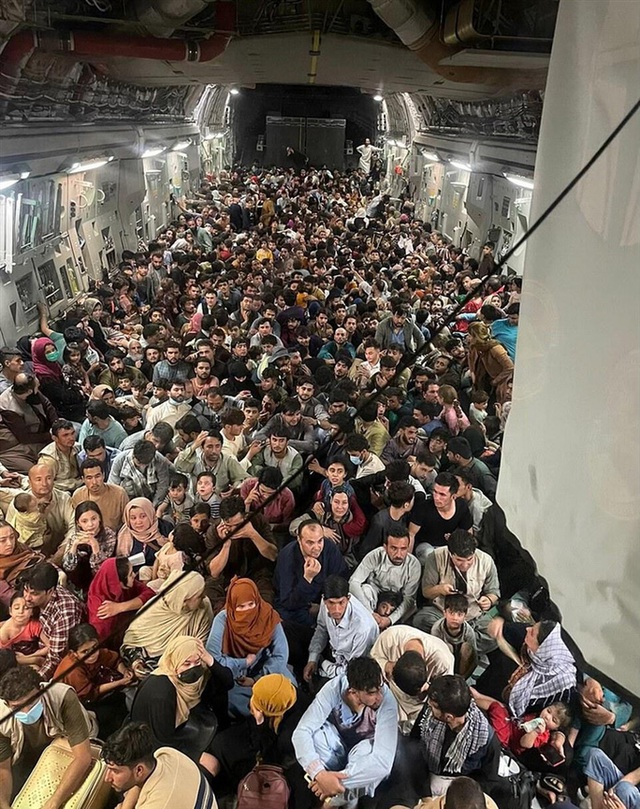 Tấm ảnh hơn vạn lời nói: Hơn 600 người Afghanistan nhồi nhét trong máy bay Mỹ - Ảnh 1.