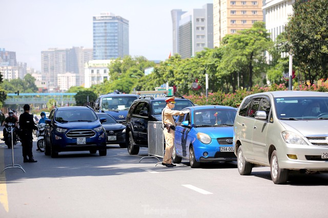 Hình ảnh tổ công tác đặc biệt kiểm tra người lưu thông trong nội đô Hà Nội - Ảnh 1.