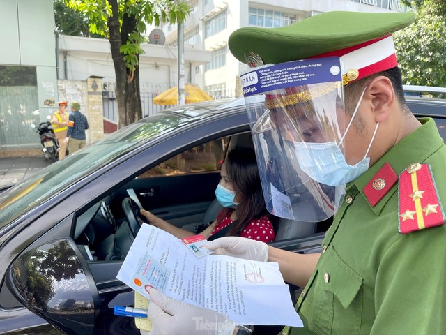 Hình ảnh tổ công tác đặc biệt kiểm tra người lưu thông trong nội đô Hà Nội - Ảnh 2.
