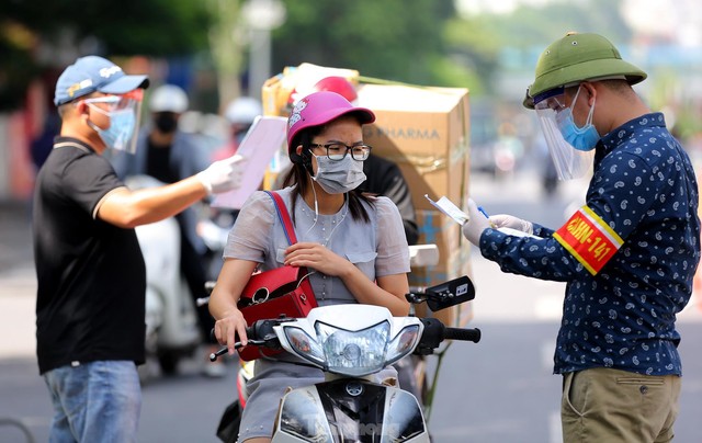 Hình ảnh tổ công tác đặc biệt kiểm tra người lưu thông trong nội đô Hà Nội - Ảnh 12.
