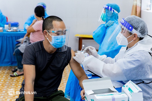 Ảnh: Người dân TP.HCM hào hứng xếp hàng chờ đợi tiêm vắc xin Sinopharm - Ảnh 18.