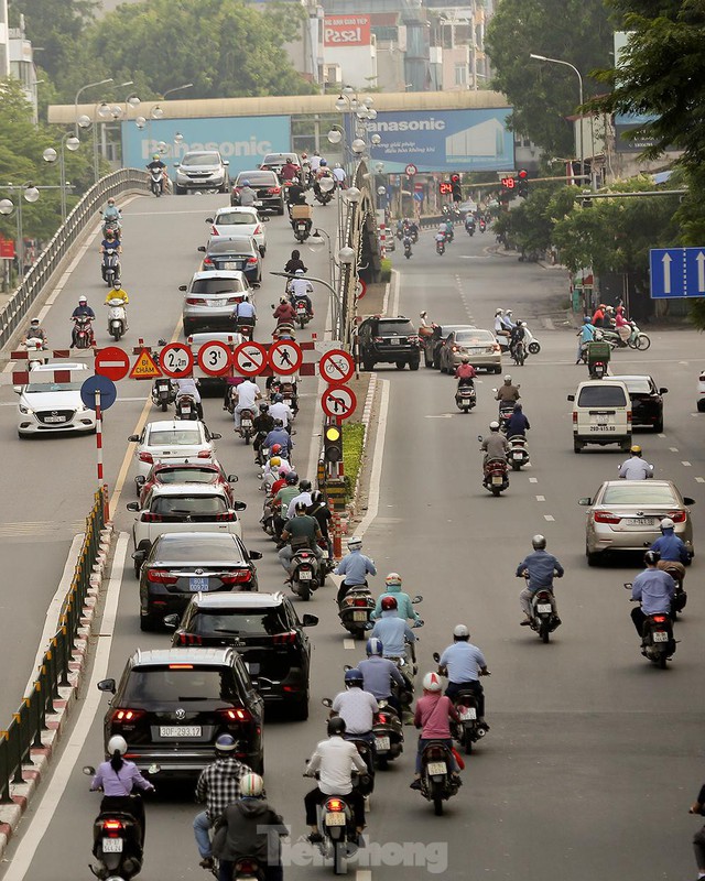 Đường phố Hà Nội tấp nập dù đang giãn cách theo chỉ thị 16 - Ảnh 3.