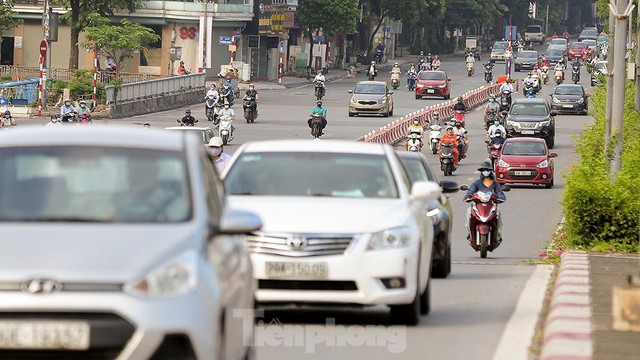Đường phố Hà Nội tấp nập dù đang giãn cách theo chỉ thị 16 - Ảnh 4.