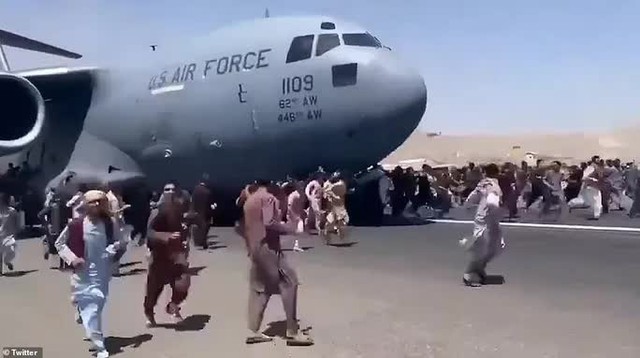 Tấm ảnh hơn vạn lời nói: Hơn 600 người Afghanistan nhồi nhét trong máy bay Mỹ - Ảnh 4.