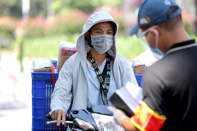 Hình ảnh tổ công tác đặc biệt kiểm tra người lưu thông trong nội đô Hà Nội - Ảnh 5.