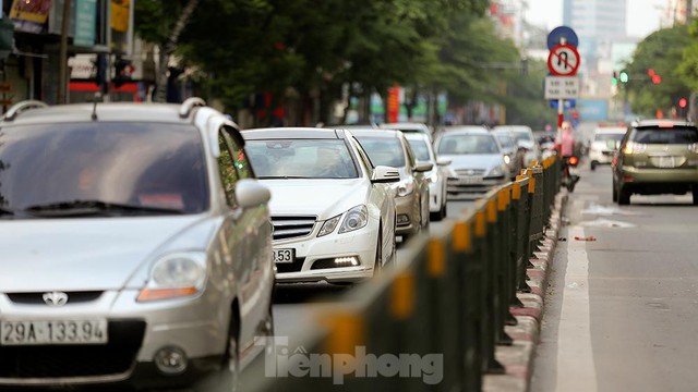 Đường phố Hà Nội tấp nập dù đang giãn cách theo chỉ thị 16 - Ảnh 6.