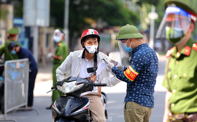Hình ảnh tổ công tác đặc biệt kiểm tra người lưu thông trong nội đô Hà Nội - Ảnh 6.