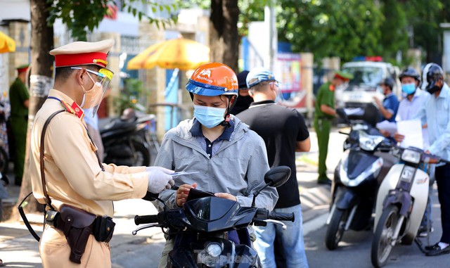 Hình ảnh tổ công tác đặc biệt kiểm tra người lưu thông trong nội đô Hà Nội - Ảnh 9.