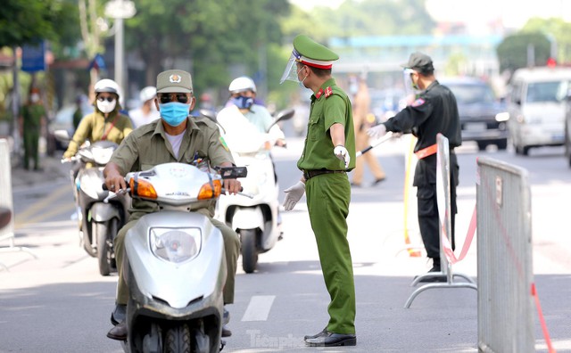 Hình ảnh tổ công tác đặc biệt kiểm tra người lưu thông trong nội đô Hà Nội - Ảnh 10.
