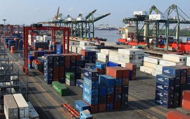 Tắc nghẽn hàng hóa ở Việt Nam và châu Á, doanh nghiệp nhập khẩu châu Âu chấp nhận giá cước tăng vọt nhưng vẫn không thể gom đủ hàng