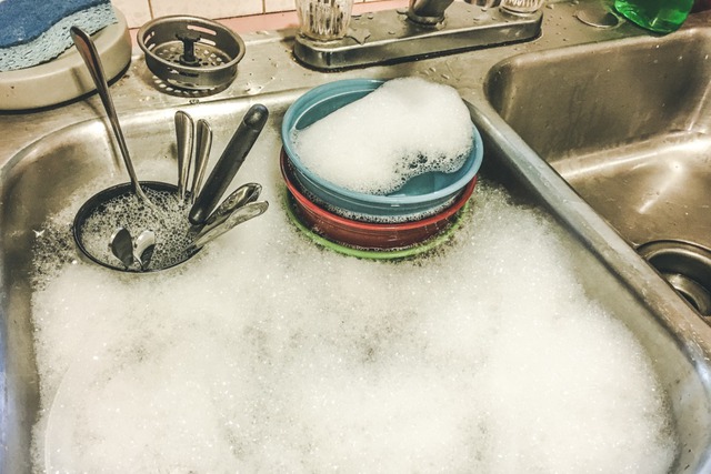 8 hành động trong quá trình rửa bát đũa làm tăng gấp đôi lượng vi khuẩn, khi ăn tất cả sẽ nằm gọn trong bụng gia đình bạn  - Ảnh 3.