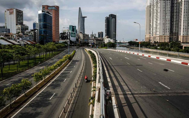 Quang cảnh một con đường tại Thành phố Hồ Chí Minh trong bối cảnh thực hiện giãn cách xã hội. Ảnh: AP