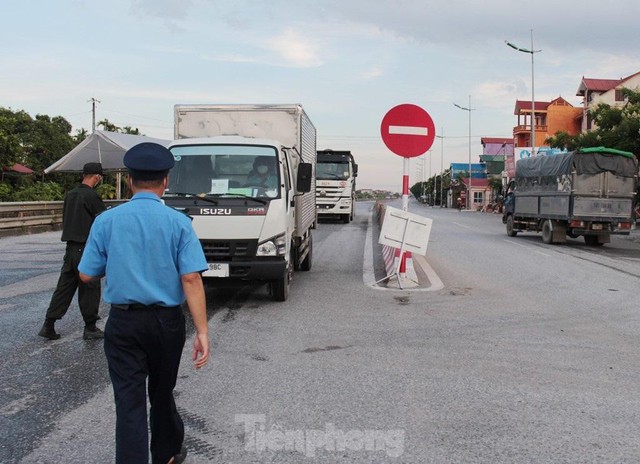 Nhiều xe hổ vồ đeo lô-gô thông chốt liên ngành Hà Nội - Ảnh 1.