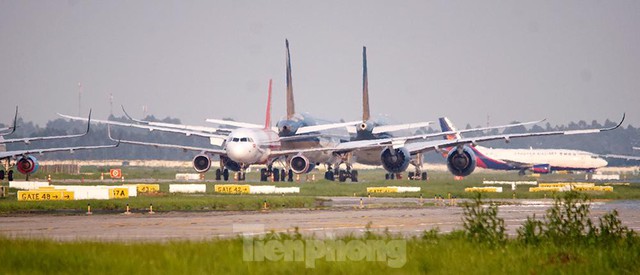 Máy bay ngủ la liệt trên sân bay Nội Bài do ảnh hưởng của đại dịch COVID-19 - Ảnh 1.