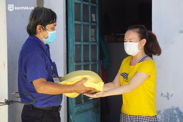 Ảnh: Đội nắng chở lương thực tiếp tế tận nhà cho người dân khó khăn ở Đà Nẵng - Ảnh 11.