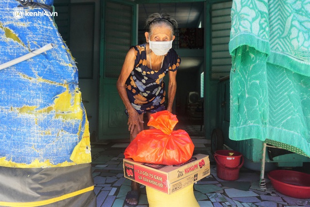 Ảnh: Đội nắng chở lương thực tiếp tế tận nhà cho người dân khó khăn ở Đà Nẵng - Ảnh 13.