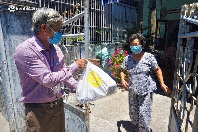 Ảnh: Đội nắng chở lương thực tiếp tế tận nhà cho người dân khó khăn ở Đà Nẵng - Ảnh 3.