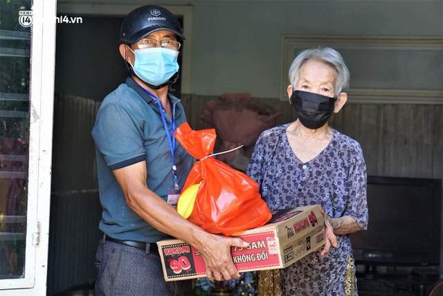 Ảnh: Đội nắng chở lương thực tiếp tế tận nhà cho người dân khó khăn ở Đà Nẵng - Ảnh 4.