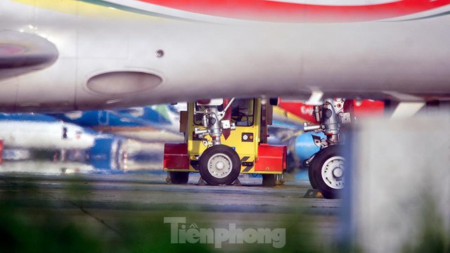 Máy bay ngủ la liệt trên sân bay Nội Bài do ảnh hưởng của đại dịch COVID-19 - Ảnh 4.