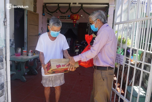 Ảnh: Đội nắng chở lương thực tiếp tế tận nhà cho người dân khó khăn ở Đà Nẵng - Ảnh 5.