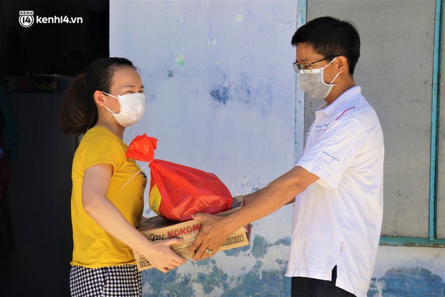 Ảnh: Đội nắng chở lương thực tiếp tế tận nhà cho người dân khó khăn ở Đà Nẵng - Ảnh 6.