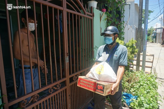 Ảnh: Đội nắng chở lương thực tiếp tế tận nhà cho người dân khó khăn ở Đà Nẵng - Ảnh 7.