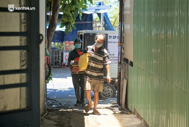 Ảnh: Đội nắng chở lương thực tiếp tế tận nhà cho người dân khó khăn ở Đà Nẵng - Ảnh 8.