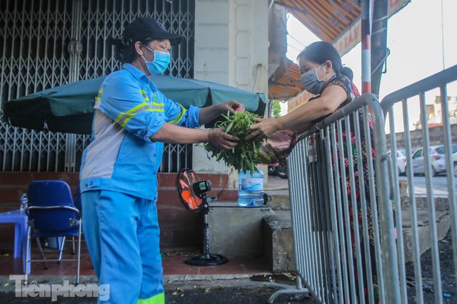 Sạp rau miễn phí ấm tình người của hai chị lao công giữa mùa dịch - Ảnh 8.