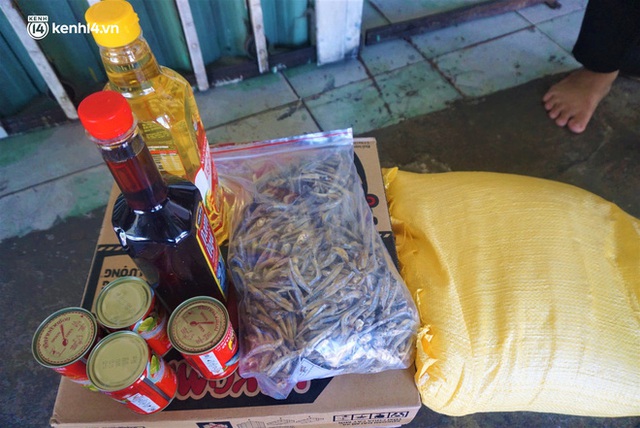 Ảnh: Đội nắng chở lương thực tiếp tế tận nhà cho người dân khó khăn ở Đà Nẵng - Ảnh 10.