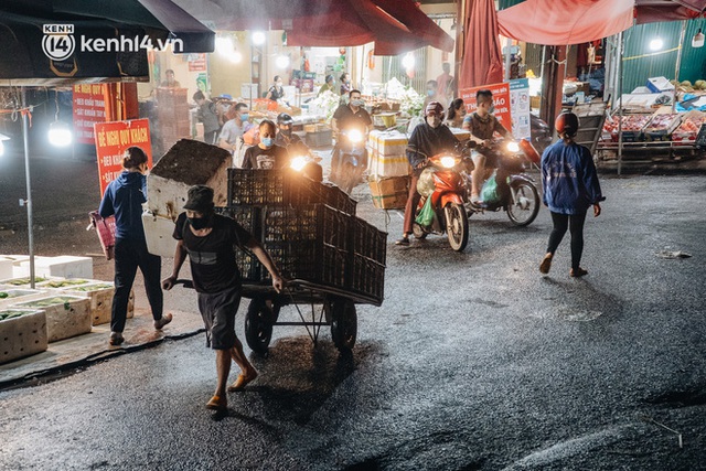 Hà Nội: Phong tỏa khu vực hải sản trong chợ Long Biên, tập trung truy vết liên quan ca Covid-19 từng đến đây - Ảnh 11.
