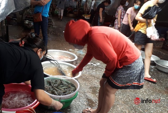 Hà Nội: Tôm, thịt lợn giá rẻ bất ngờ, rẻ hơn trước giãn cách, chợ đầy ắp tươi ngon - Ảnh 3.