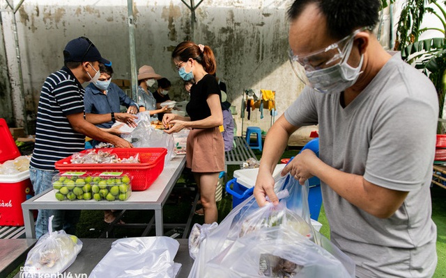 Chuyện cư dân chung cư ở Sài Gòn nấu hàng trăm suất ăn mỗi ngày tiếp sức các Bệnh viện dã chiến: Những người tham gia phải có xét nghiệm âm tính