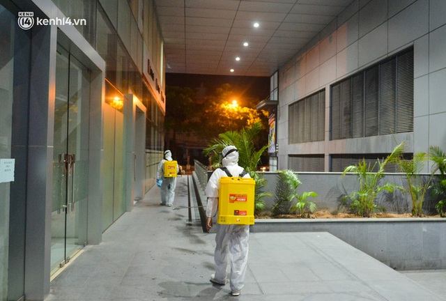 Hà Nội: Phun khử khuẩn trong đêm, phong toả tạm thời chung cư cao cấp 1.400 dân - Ảnh 12.