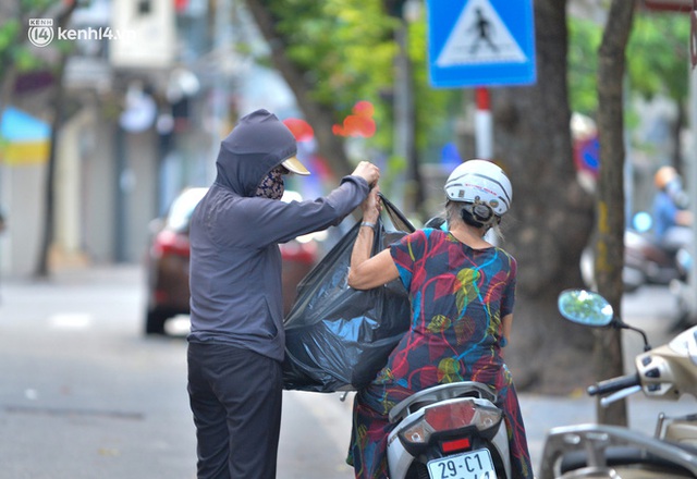 Ảnh: Phố Hàng Mã đìu hiu chưa từng có, tiểu thương vẫn hé cửa bán bất chấp lệnh cấm trước ngày Rằm tháng 7 - Ảnh 12.