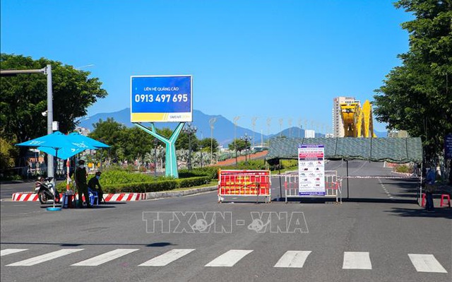 Các chốt chặn ở các tuyến đường chính trên địa bàn thành phố vẫn được duy trì để kiểm tra người và phương tiện lưu thông. Ảnh: Trần Lê Lâm/TTXVN