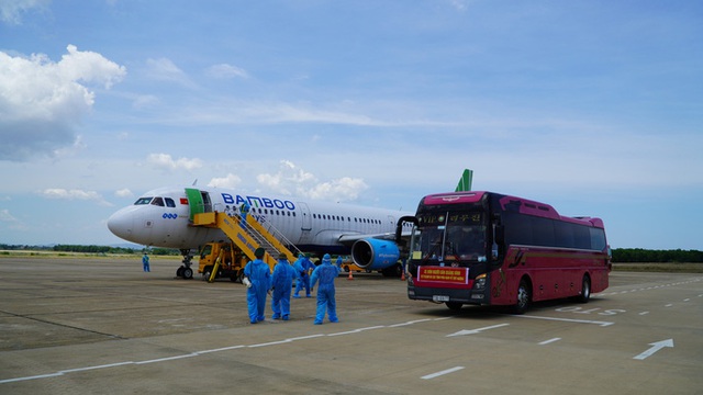  Hai chuyến bay chở gần 400 bà bầu, trẻ em từ TP HCM về đến Quảng Bình  - Ảnh 2.
