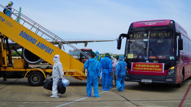  Hai chuyến bay chở gần 400 bà bầu, trẻ em từ TP HCM về đến Quảng Bình  - Ảnh 12.