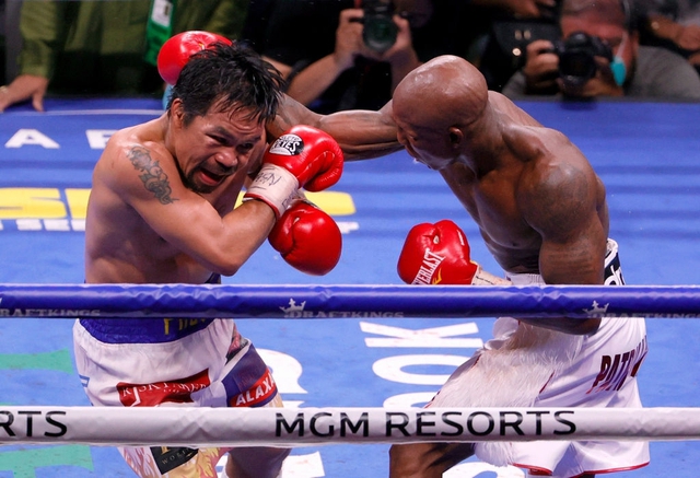 Xúc động khoảnh khắc Pacquiao chắp tay, cúi đầu chào khán giả sau khi để thua ở trận đấu có thể là cuối cùng trong sự nghiệp  - Ảnh 4.