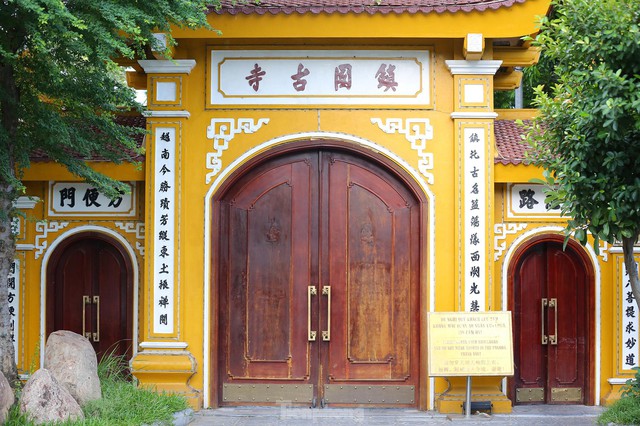 Đền chùa tạm đóng cửa, lác đác người dân đến lễ vái vọng trong ngày Rằm tháng 7 - Ảnh 7.