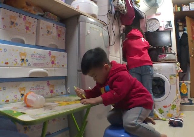 Người ở Hong Kong có thể nghèo đến mức nào: Gia đình 4 người sống trong căn phòng 5m2, nấu ăn trong WC, tiết kiệm cả đời cũng không mua nổi nhà - Ảnh 2.