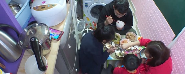 Người ở Hong Kong có thể nghèo đến mức nào: Gia đình 4 người sống trong căn phòng 5m2, nấu ăn trong WC, tiết kiệm cả đời cũng không mua nổi nhà - Ảnh 4.