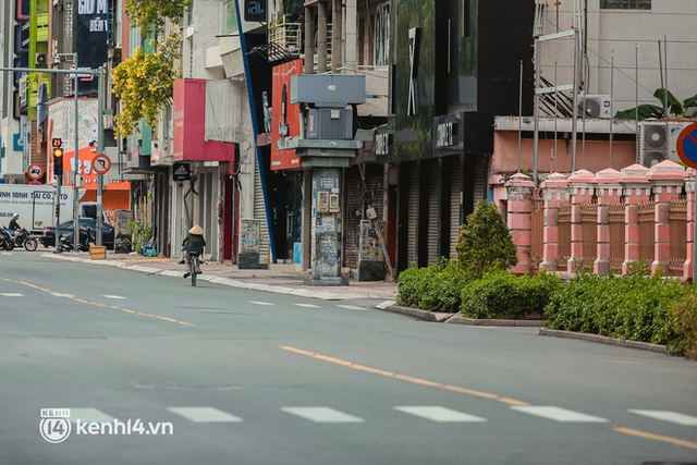 Đường phố Sài Gòn vắng lặng chưa từng thấy trong ngày đầu siết chặt giãn cách: Không còn bóng shipper, “ai ở đâu ở yên đó” - Ảnh 1.