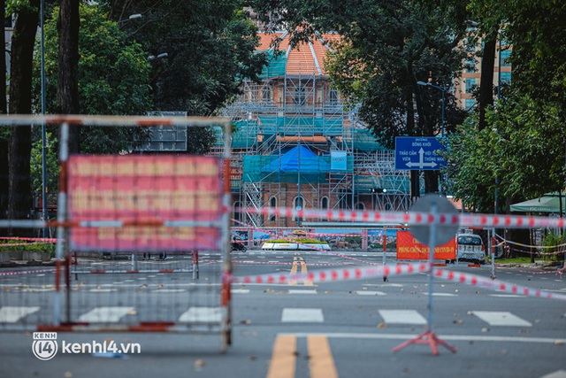 Đường phố Sài Gòn vắng lặng chưa từng thấy trong ngày đầu siết chặt giãn cách: Không còn bóng shipper, “ai ở đâu ở yên đó” - Ảnh 2.