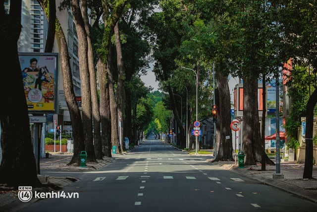 Đường phố Sài Gòn vắng lặng chưa từng thấy trong ngày đầu siết chặt giãn cách: Không còn bóng shipper, “ai ở đâu ở yên đó” - Ảnh 11.
