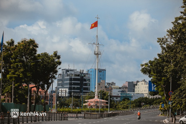 Đường phố Sài Gòn vắng lặng chưa từng thấy trong ngày đầu siết chặt giãn cách: Không còn bóng shipper, “ai ở đâu ở yên đó” - Ảnh 12.