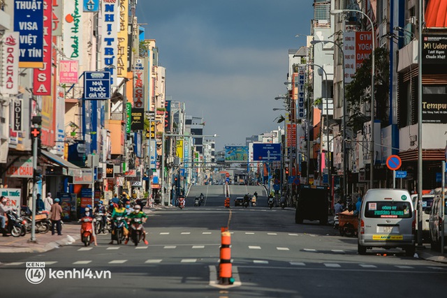 Đường phố Sài Gòn vắng lặng chưa từng thấy trong ngày đầu siết chặt giãn cách: Không còn bóng shipper, “ai ở đâu ở yên đó” - Ảnh 13.