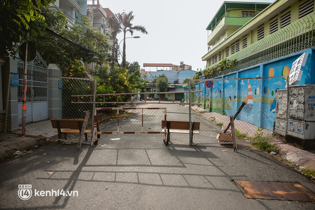 Đường phố Sài Gòn vắng lặng chưa từng thấy trong ngày đầu siết chặt giãn cách: Không còn bóng shipper, “ai ở đâu ở yên đó” - Ảnh 3.